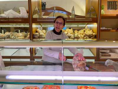 Ad accoglierci, mentre taglia una croccante �ciabatta� appena sfornata, � la 67enne proprietaria Angiola Arciuli